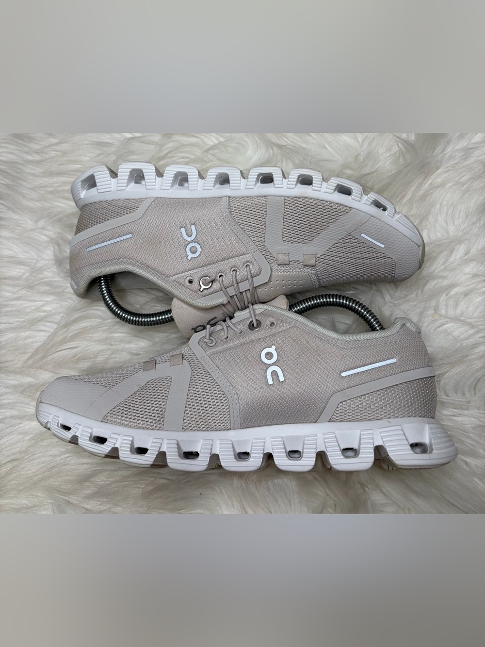 🏃‍♀️Cloud 6 Shoes - Women
Color: Pearl/White size 9
gently used good condition